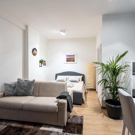 Suite 1,2 Porta Milano Centro Parking Free Bagian luar foto