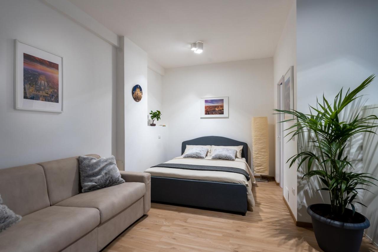 Suite 1,2 Porta Milano Centro Parking Free Bagian luar foto