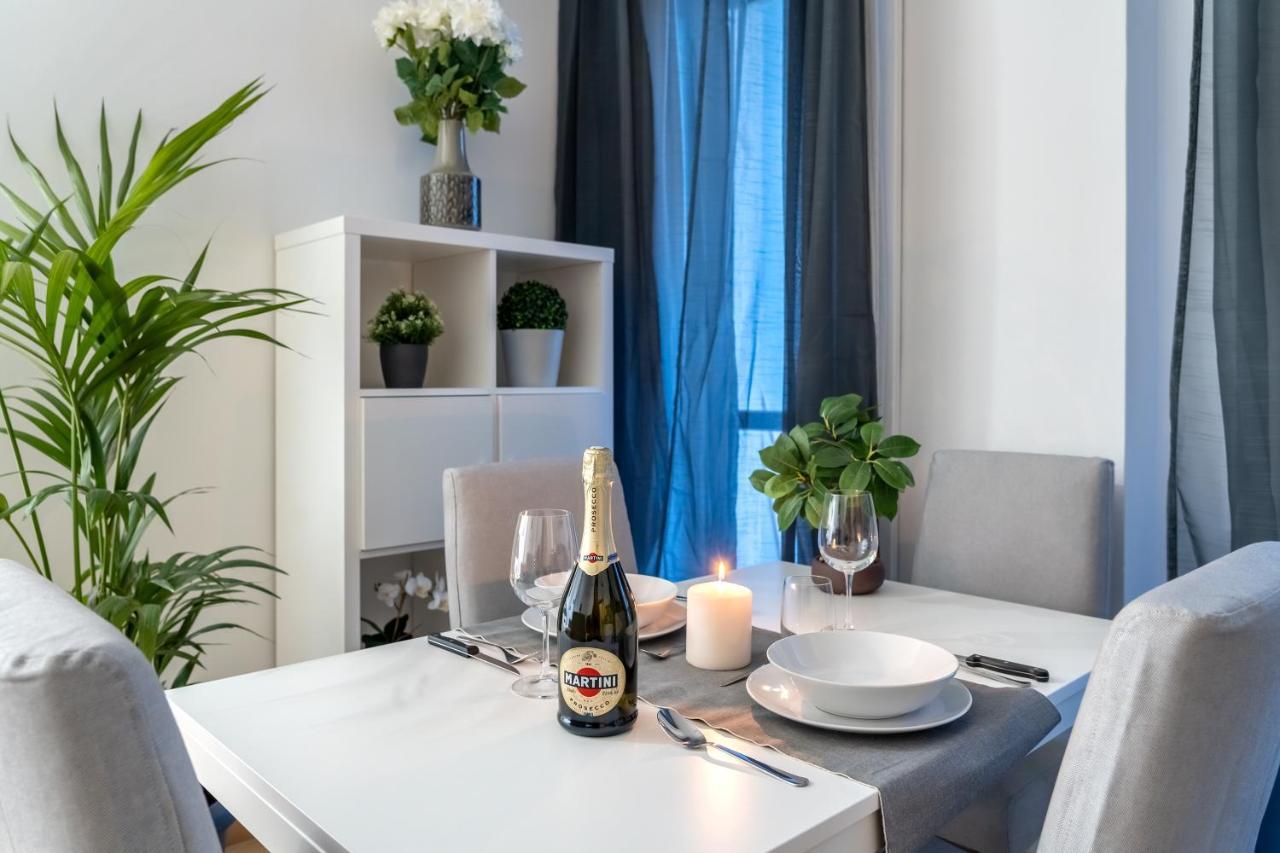 Suite 1,2 Porta Milano Centro Parking Free Bagian luar foto