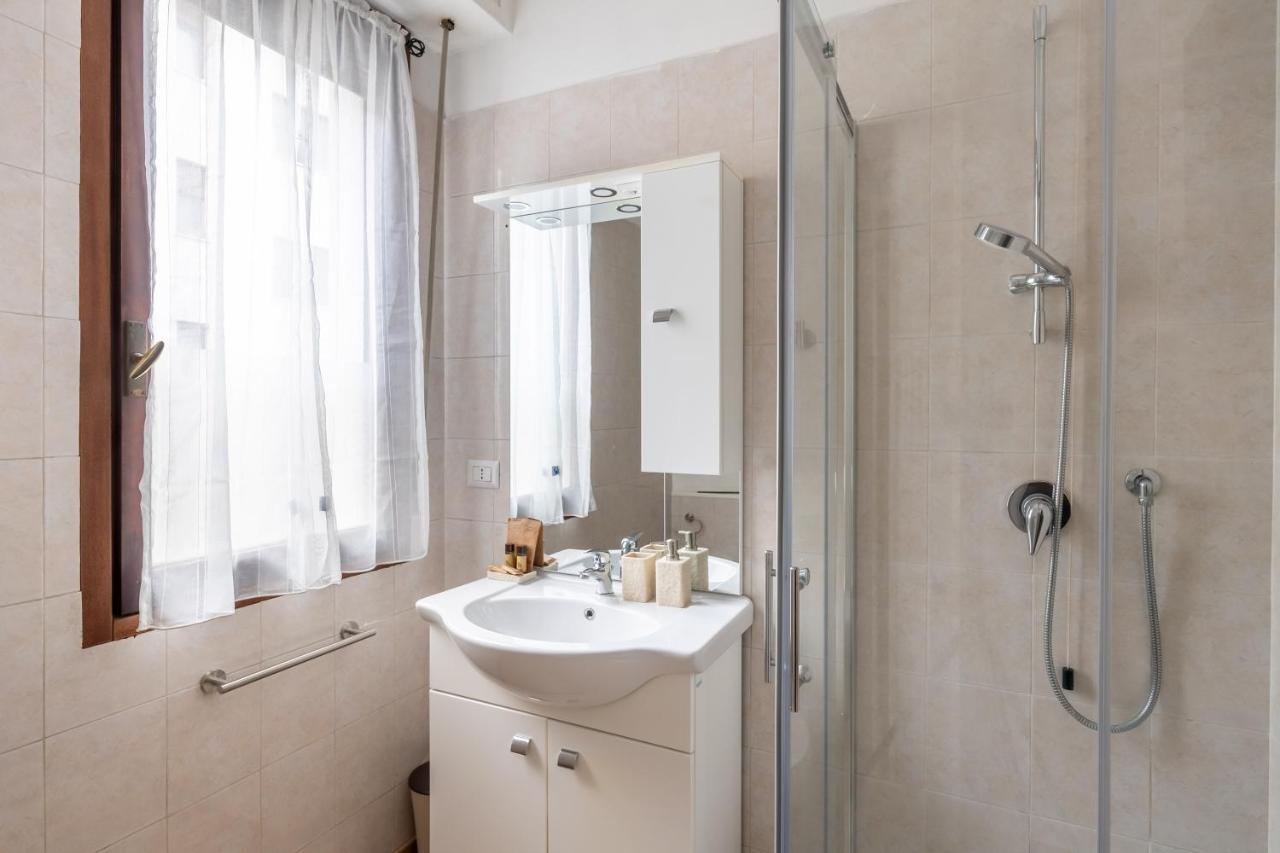 Suite 1,2 Porta Milano Centro Parking Free Bagian luar foto