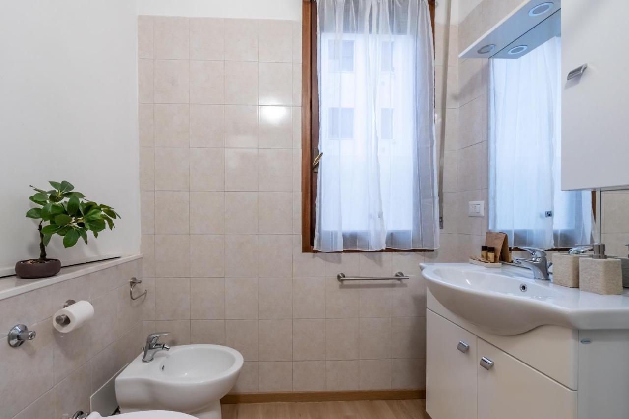 Suite 1,2 Porta Milano Centro Parking Free Bagian luar foto